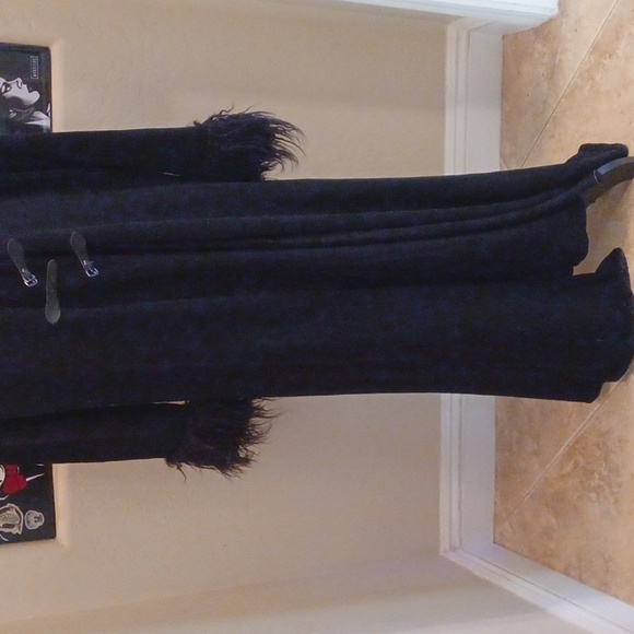 DOLLSKILL 3X WIDOW BLACK LONG SLEEVE FAUX FUR NECK/CUFFS BUCKELS FRONT SWEATER - Picture 4 of 16